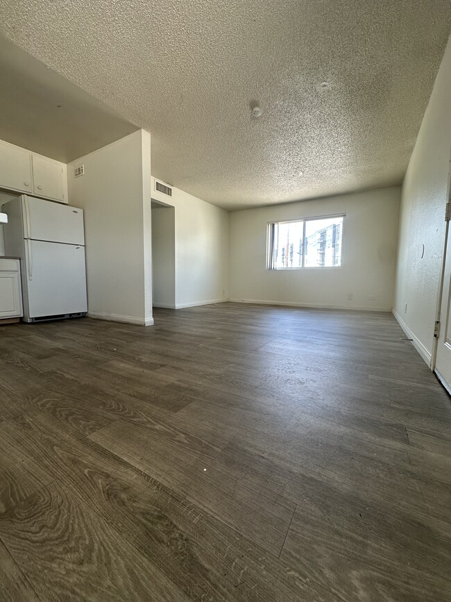 Building Photo - 485 North Cir