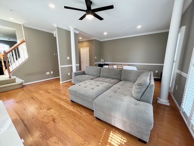 Building Photo - 8916 Lee Manor Dr