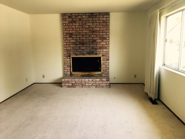 Building Photo - Bright and spacious 3BR/2BA Duplex