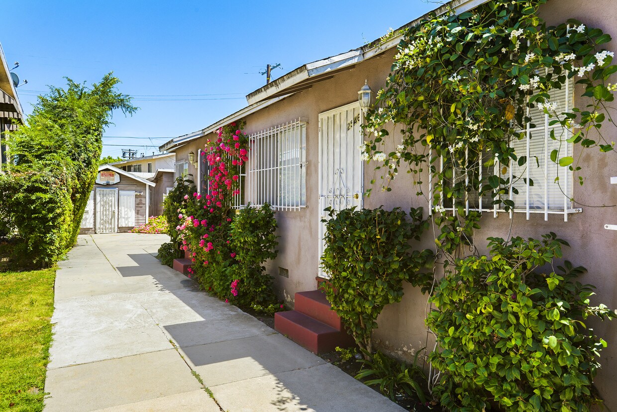 Foto principal - 2546 Thurman Ave