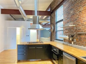 Building Photo - 412 Main St