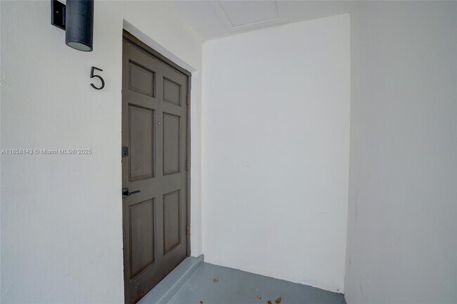 Foto del edificio - 1750 NE 56th Ct