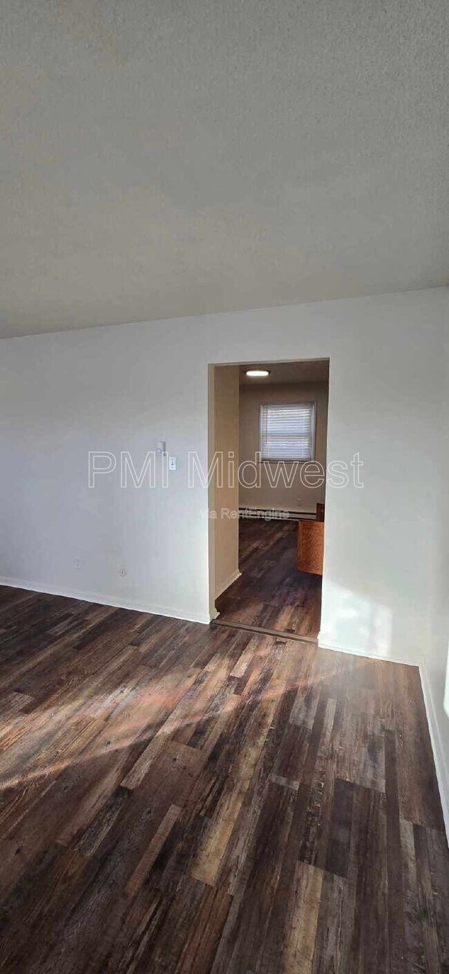 Building Photo - 570 US-52