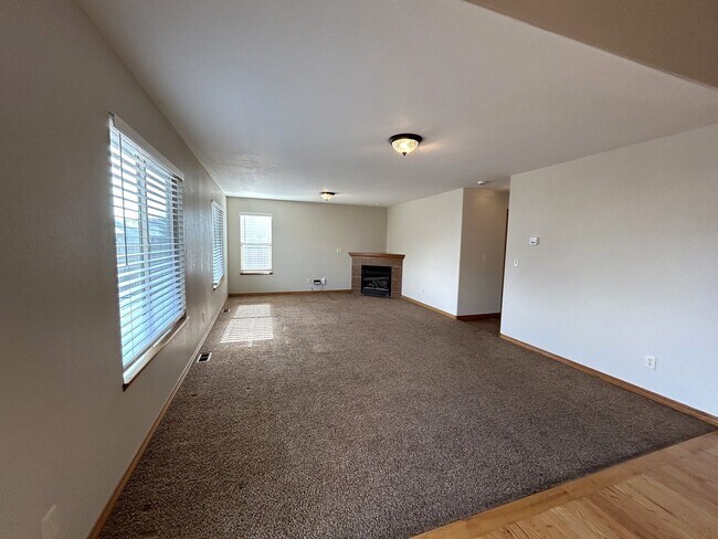 Foto del edificio - Spacious 5-Bedroom Home with Finished Basement and 3-Car Garage in Wellington