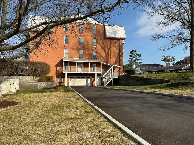 Building Photo - $1,900.00 2Bd/2Bt Condo in Chesterfield w/2 Garage Parking Spots