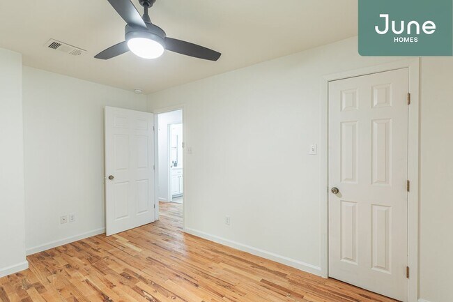 Foto del edificio - ROOM ONLY in 4-bed/2.0-bath Home