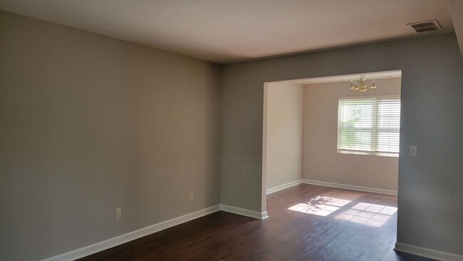 Foto del edificio - No Car... No Problem. Walk to Marta Train ...