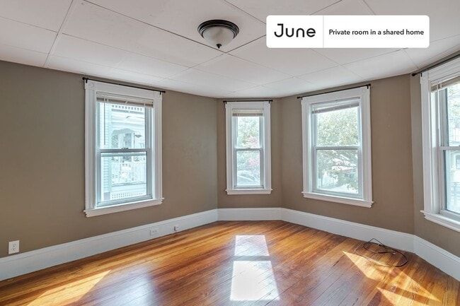 Building Photo - Room in Shared 4 bed/1 bath home