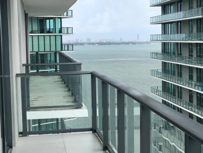 Foto del edificio - 501 NE 31st St
