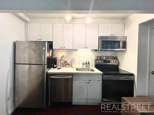 Foto del edificio - 3 bed 1 bath | Dishwasher + Laundry | Incredible Location!