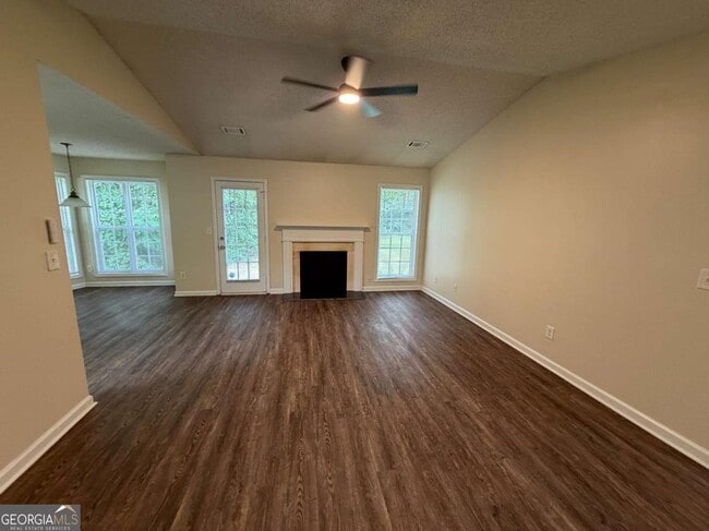 Foto del edificio - 211 Ravenwood Ct