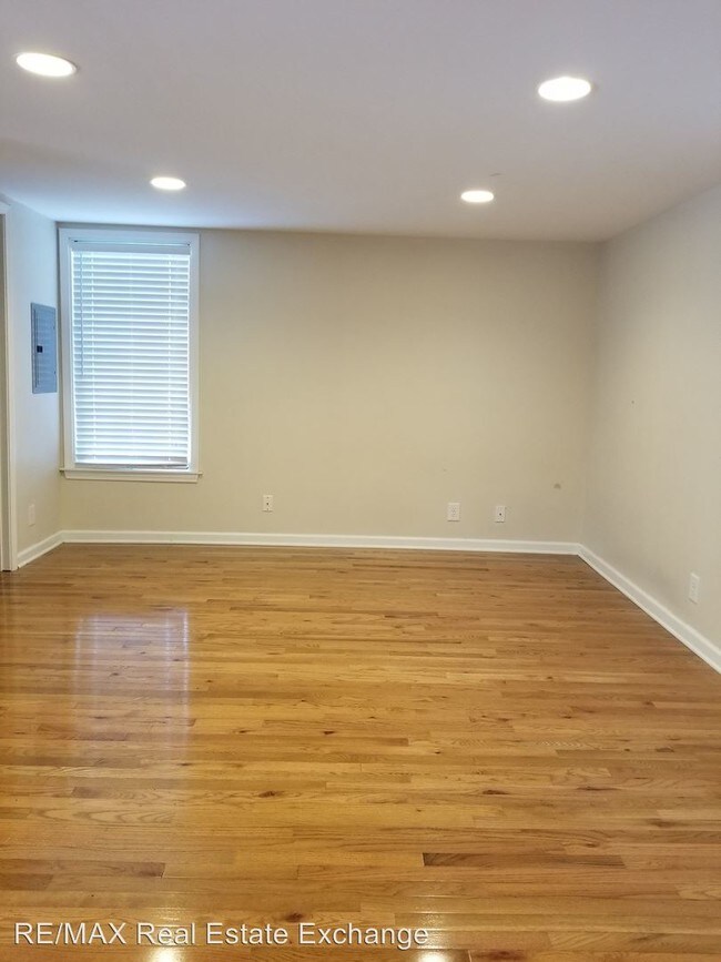 Building Photo - 1103 N Elm St
