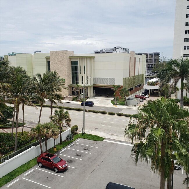 Foto del edificio - 3001 S Ocean Dr