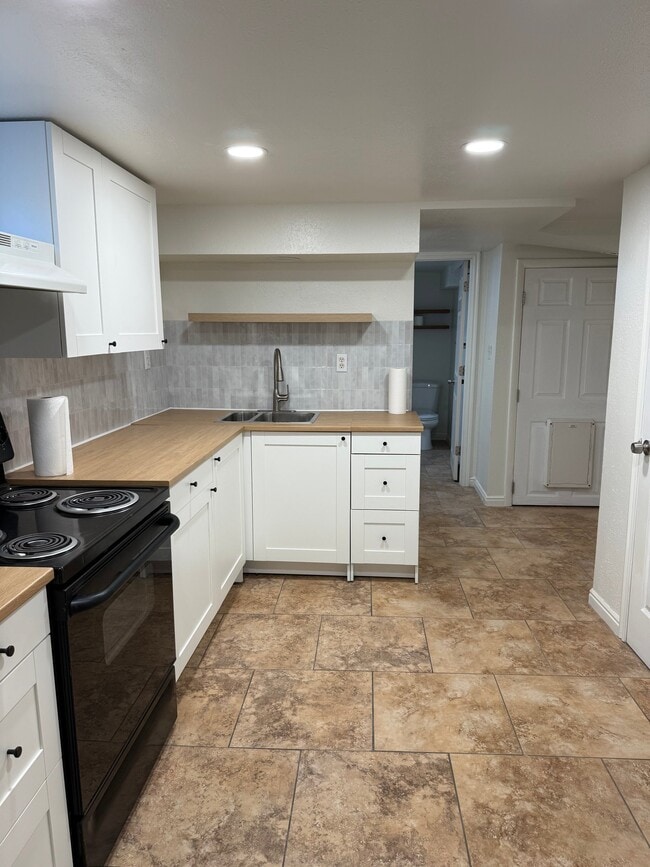 Building Photo - 948 Poinsettia Dr