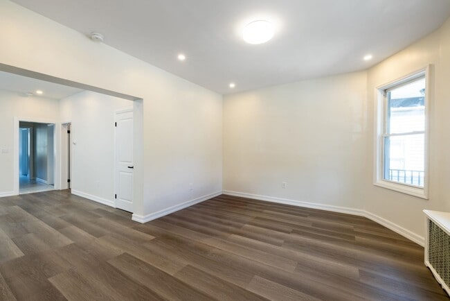 Building Photo - 100 W 46th St