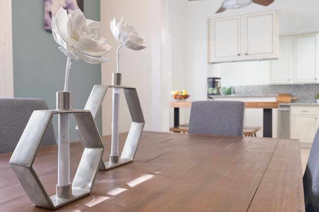 Building Photo - 121 S Palm Dr