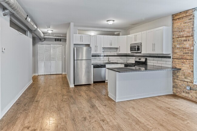 Foto del edificio - 3 Bedroom Apartment in River North - June 1st