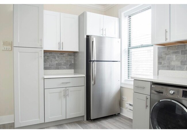 Building Photo - 3841 N Greenview Ave