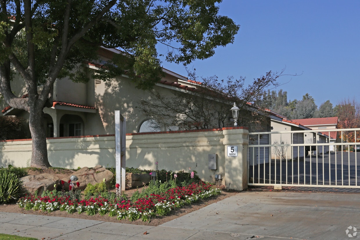 Building Photo - Escalon Villas