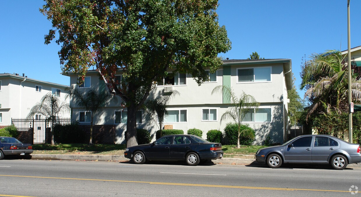 Primary Photo - 4838 Hazeltine Ave