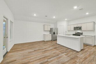 Building Photo - 14980 Timber Pnes Dr