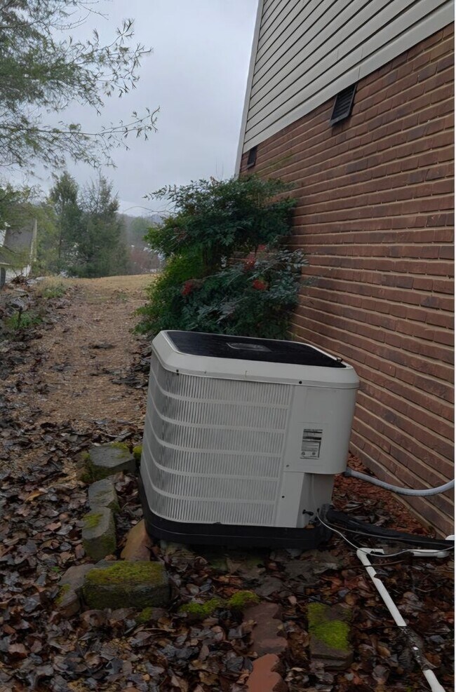 Foto del edificio - One story ranch 2b 2b  2 car garage level fenced back yard