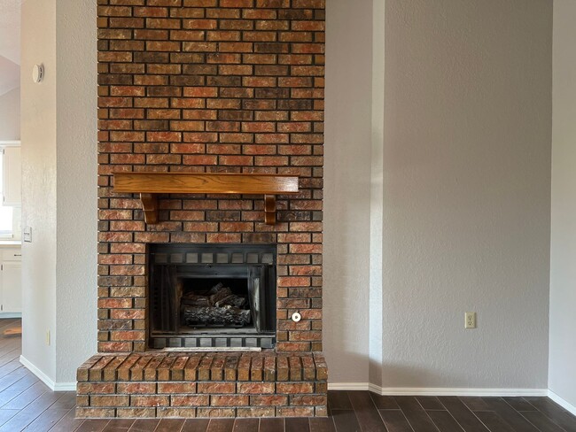 Building Photo - Spacious 3 Bedroom with Move in Special!