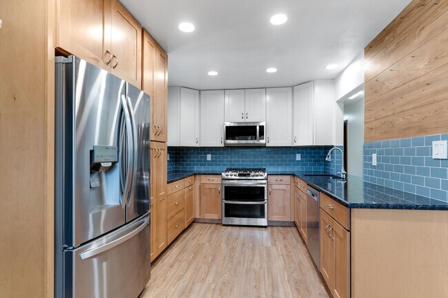 Building Photo - 411 Redwood Dr