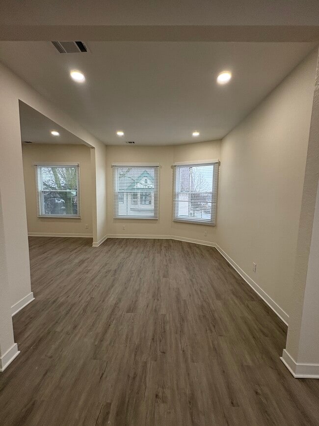 Building Photo - 400 E Meinecke Ave