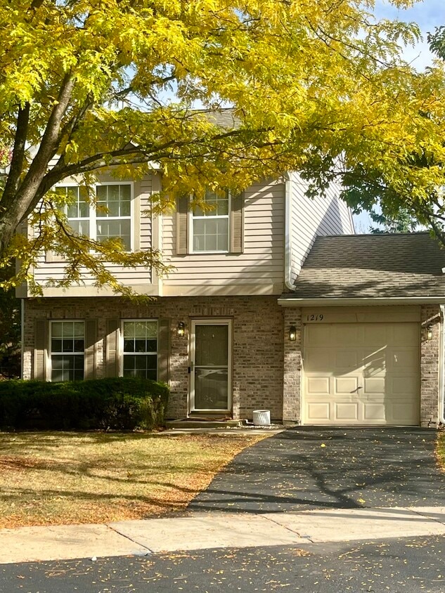 Foto principal - 1219 N Village Dr