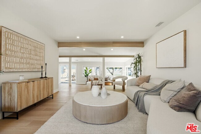 Foto del edificio - 7358 Paso Robles Ave