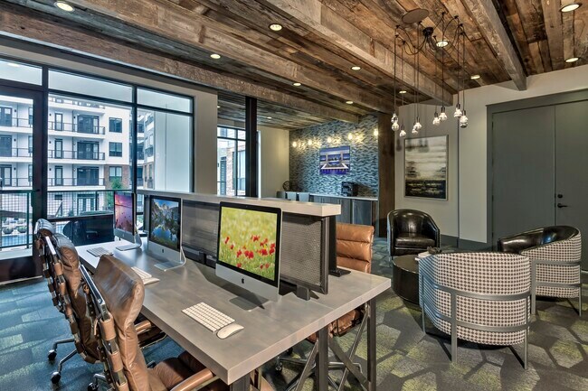 El centro de negocios con PC, Mac y una impresora. - Windsor Fitzhugh