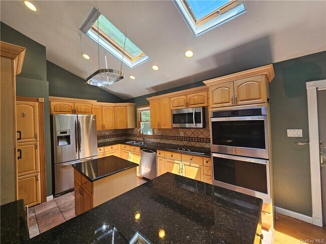 Foto del edificio - 166 Summit Park Rd