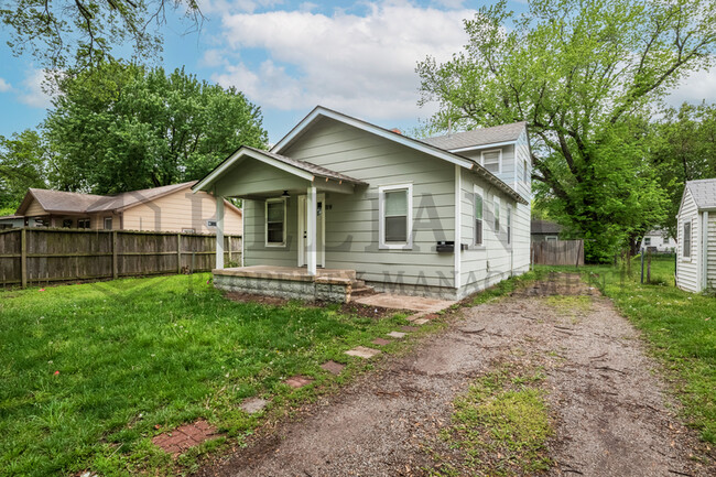 Building Photo - 119 S Custer Ave