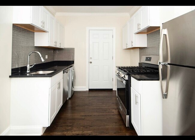 Foto del edificio - 3821 N Greenview Ave