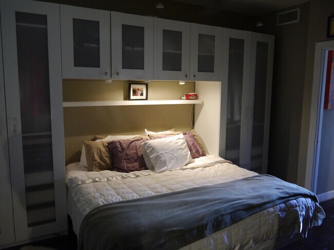 Master Bedroom w/built ins - 538 W 6th St