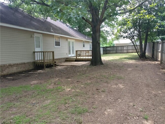 Building Photo - 2772 Holmes Dr