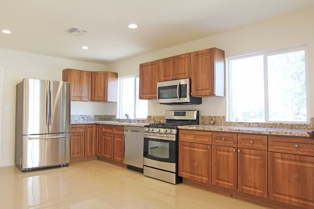 Foto del edificio - Upgraded 4+2.5 in Reseda w/all appliances ...