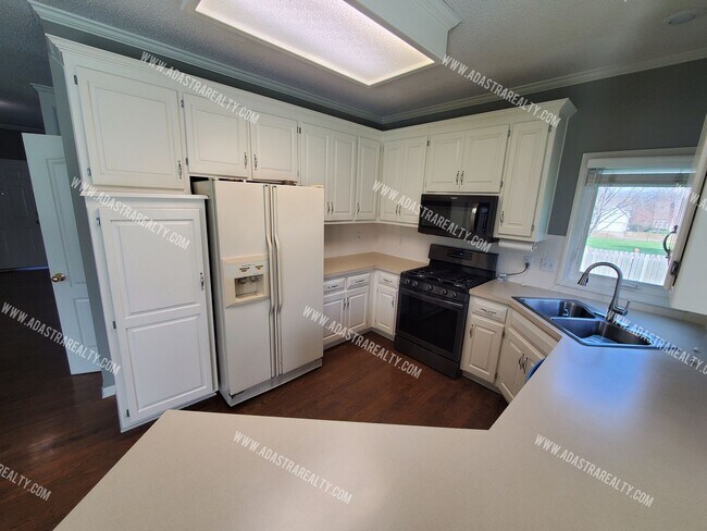 Building Photo - Beautiful 4 Bedroom Home in Parkwood Hills...
