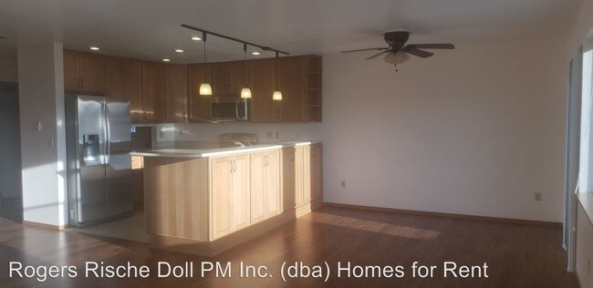 Building Photo - 651 SE Bayshore Dr