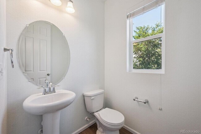 Foto del edificio - GEORGEOUS 3 bedroom townhome, with 2 car garage!
