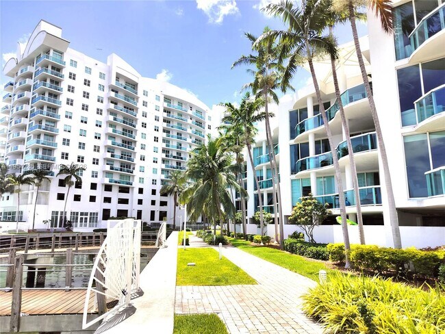 Building Photo - 7910 Harbor Island Dr