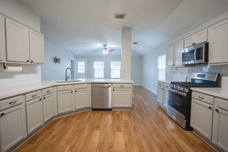 Building Photo - 7843 Crescent Village Ln