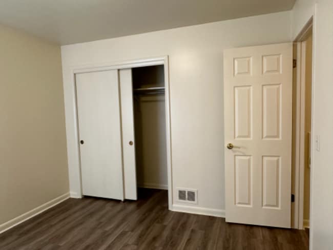 Building Photo - 2106 Lake Point Dr