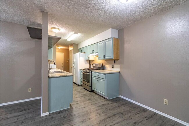 Building Photo - 701 Country Aire Dr