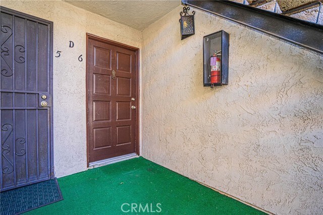 Foto del edificio - 23653 Golden Springs Dr