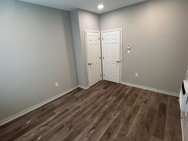 Foto del edificio - 7038 Woodland Ave