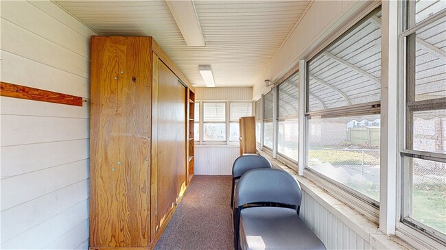 Building Photo - 810 Hess Ave