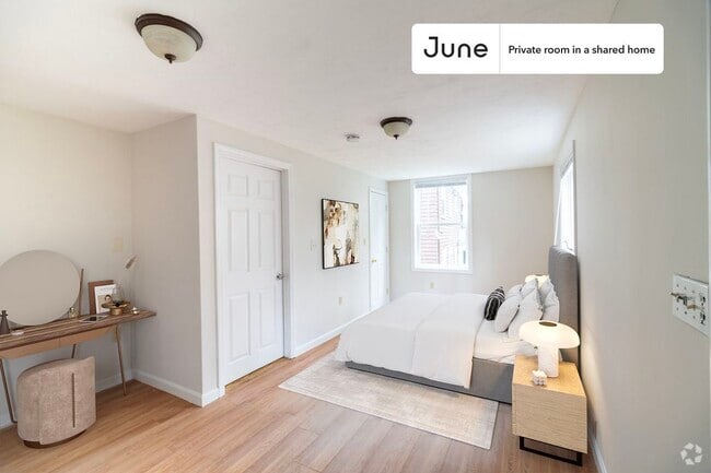 Building Photo - Private bedroom in 4 bed/2 bath Home