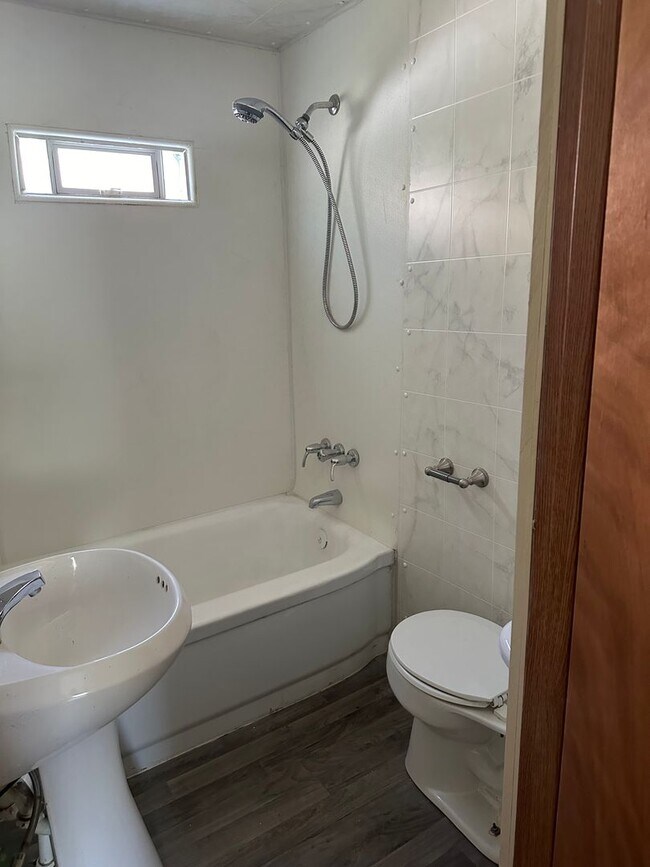 Building Photo - Recently refreshed 1 bedroom house